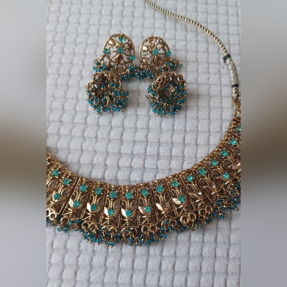 GOLD PLATED BLUE AND CHOKER NECKLACE SET - Picture 4 of 7